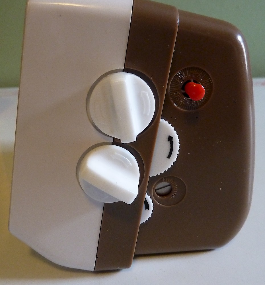 Westclox Digital Keywound Alarm Woodtone. Winding and setting knobs of model 12183 Courtesy of John Jernigan