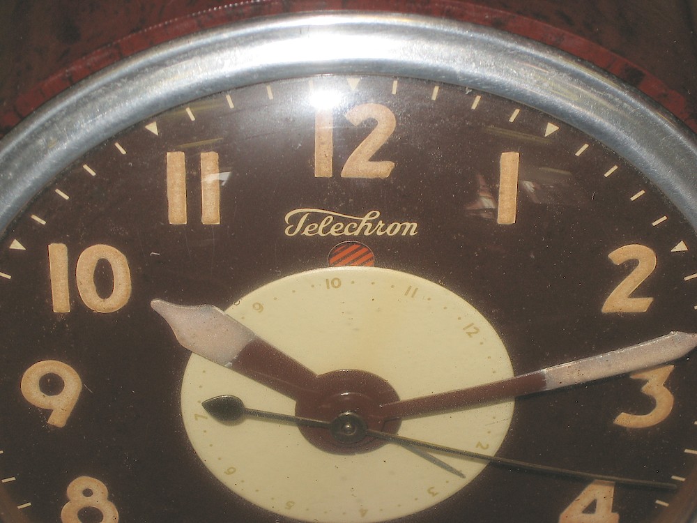 Telechron 7h85l Brown. Showing the power outage indicator in its red state.