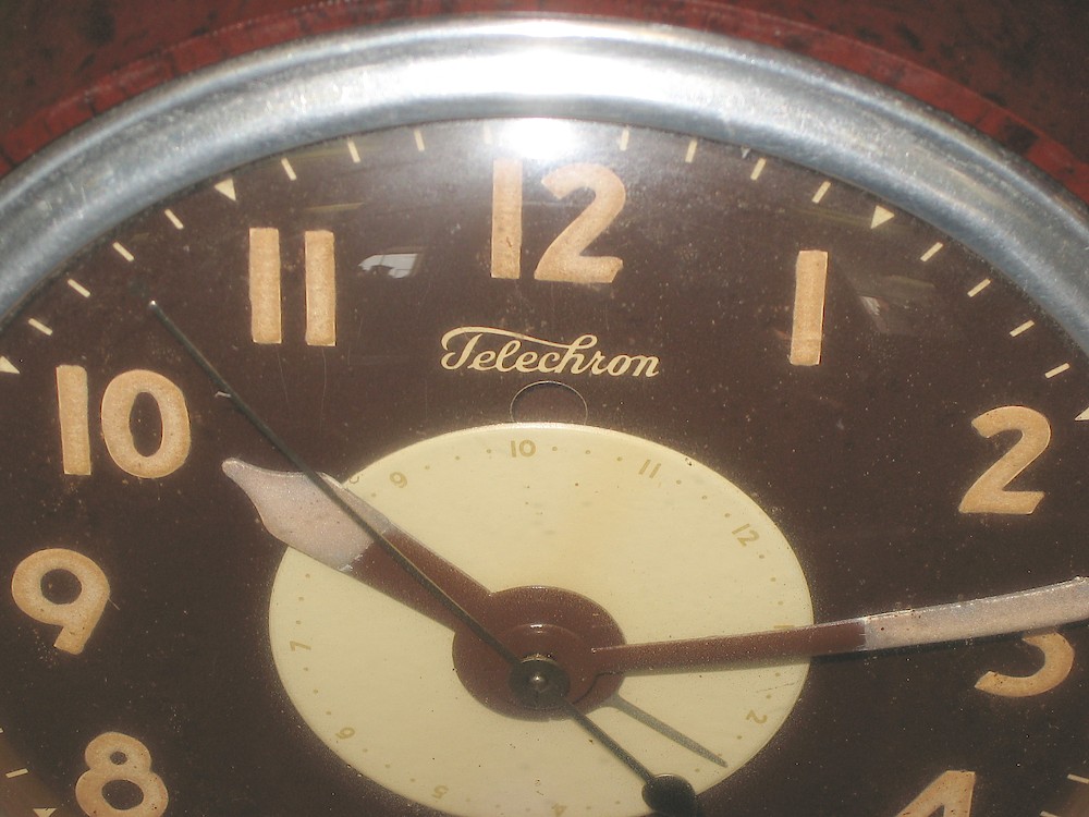 Telechron 7h85l Brown. Showing the power outage indicator in its brown state.