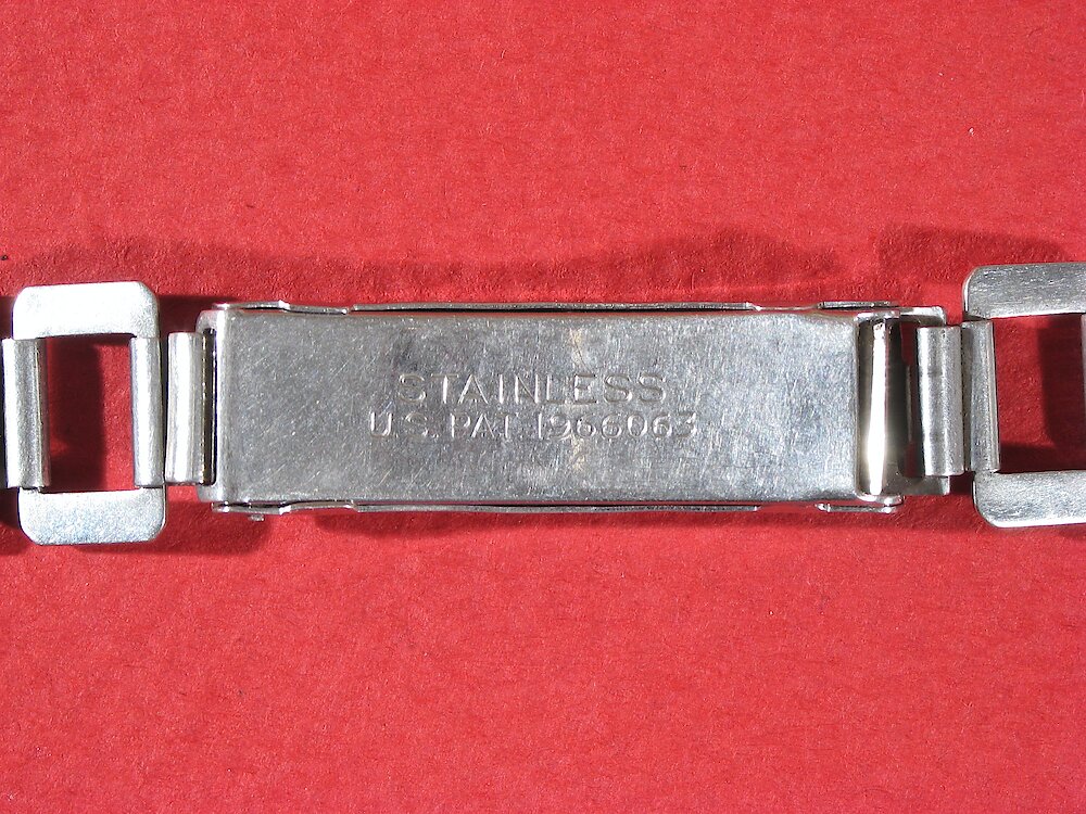 Westclox Wrist Ben Style 2 Metal Bracelet. 2 STAINLESS

U.S. PAT 1966063

Issued to Charles A. Domler, Providence, R. I., assignor to The Hadley Company, Providence, R.I., a corporation of Rhode Island

Application February 18, 1931, Serial Number 515,620.

Patented July 10, 1934, 1,966,063