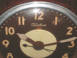 Telechron 7h85l Brown. Showing the power outage indicator in its red state.