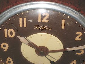 Telechron 7h85l Brown. Showing the power outage indicator in its brown state.