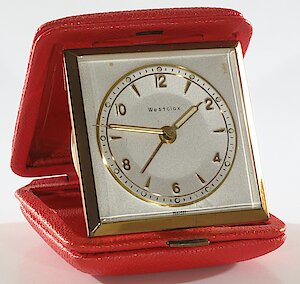 Westclox Travette Red 1959. Modified-1959-style. 1 jewel movement (impulse pin - clear - sapphire?)