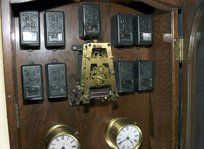 Movement and relays of a master clock capable of running up to 800 secondary clocks
